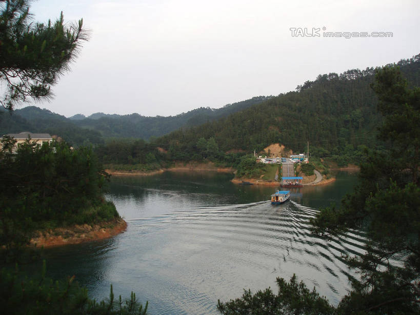 无人,家,横图,室外,白天,正面,旅游,度假,湖,湖泊,美景,森林,山,山脉,树林,水,植物,船,中国,亚洲,阴影,波纹,飞溅,溅,光线,液体,影子,房屋,屋子,湖面,景观,山峰,水滴,水流,水面,山峦,娱乐,浙江,楼房,住宅,游船,水珠,树,树木,浙江省,蓝色,绿色,蓝天,水纹,天空,阳光,自然,船尾波,交通工具,波浪,湖水,群山,天,享受,休闲,景色,放松,游乐设施,千岛湖,生长,晴朗,成长,舟,喷洒,自然风光,载具,东亚,万里无云,中华人民共和国,华东地区,浙,晴空,晴空万里,彩图,房子,淳安,淳安县,新安江水库,shslj1