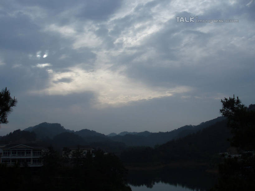 无人,横图,室外,白天,仰视,旅游,度假,美景,森林,山,山脉,树林,植物,中国,亚洲,景观,山峰,乌云,云,阴天,云朵,山峦,云彩,娱乐,浙江,树,树木,浙江省,绿色,天空,自然,群山,天,享受,休闲,景色,放松,千岛湖,生长,成长,昏暗,阴沉,自然风光,东亚,中华人民共和国,华东地区,浙,彩图,低角度拍摄,淳安,淳安县,新安江水库,shslj1