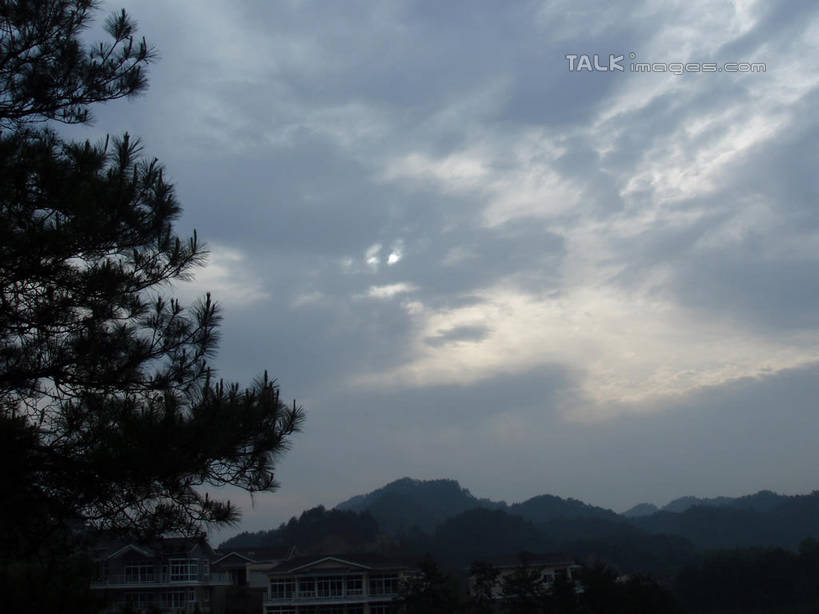 无人,横图,室外,白天,仰视,旅游,度假,美景,森林,山,山脉,树林,植物,中国,亚洲,景观,山峰,乌云,云,阴天,云朵,山峦,云彩,娱乐,浙江,树,树木,浙江省,绿色,天空,自然,群山,天,享受,休闲,景色,放松,千岛湖,生长,成长,昏暗,阴沉,自然风光,东亚,中华人民共和国,华东地区,浙,彩图,低角度拍摄,淳安,淳安县,新安江水库,shslj1