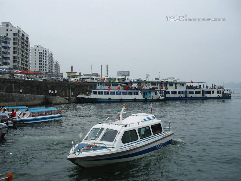 无人,家,码头,横图,室外,白天,正面,旅游,度假,湖,湖泊,美景,水,城市风光,城市,港口,建筑,船,中国,亚洲,阴影,波纹,飞溅,溅,光线,液体,影子,房屋,屋子,湖面,景观,水滴,水流,水面,公寓,建筑群,娱乐,建设,洋房,浙江,楼房,游轮,住宅,游船,水珠,浙江省,蓝色,蓝天,水纹,天空,阳光,船尾波,交通工具,邮轮,波浪,湖水,天,享受,休闲,景色,放松,千岛湖,晴朗,喷洒,载具,东亚,游艇码头,万里无云,中华人民共和国,华东地区,浙,旅游船,晴空,晴空万里,彩图,房子,摆渡口,埠头,渡口,渡头,港湾,海港,口岸,淳安,淳安县,新安江水库,神州号游船,shslj1