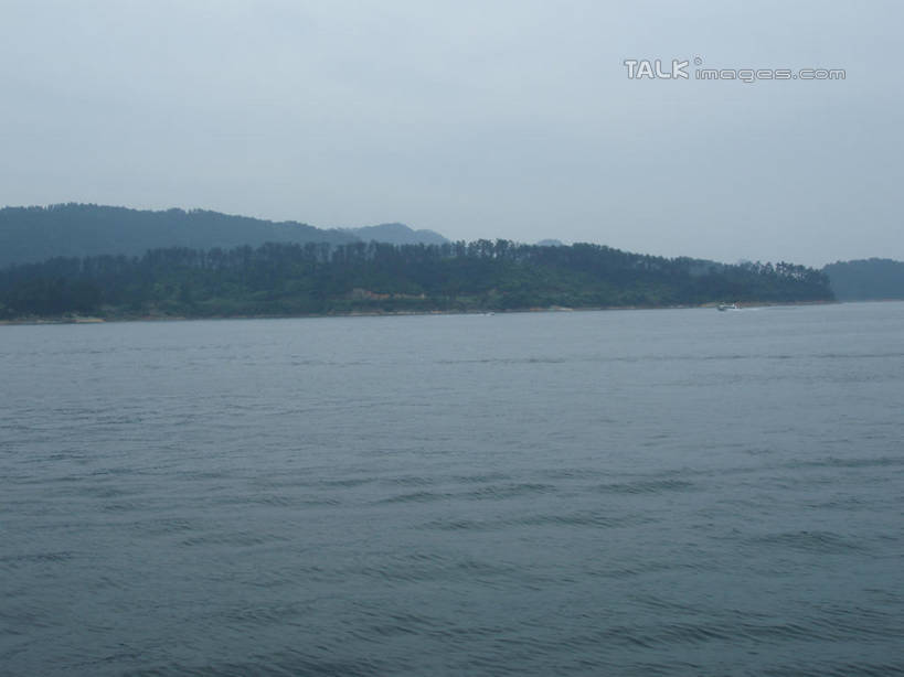 无人,横图,室外,白天,正面,旅游,度假,湖,湖泊,美景,山,山脉,树林,水,植物,中国,亚洲,阴影,波纹,光线,影子,湖面,景观,山峰,水流,水面,涟漪,山峦,娱乐,浙江,树,树木,浙江省,蓝色,绿色,蓝天,水纹,天空,阳光,自然,波浪,湖水,群山,天,享受,休闲,景色,放松,千岛湖,生长,晴朗,成长,自然风光,东亚,万里无云,中华人民共和国,华东地区,水晕,浙,晴空,晴空万里,彩图,淳安,淳安县,新安江水库,shslj1