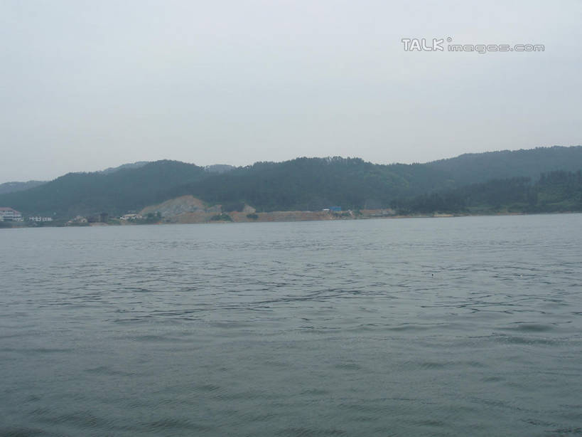 无人,横图,室外,白天,正面,旅游,度假,湖,湖泊,美景,山,山脉,树林,水,植物,中国,亚洲,阴影,波纹,光线,影子,湖面,景观,山峰,水流,水面,涟漪,山峦,娱乐,浙江,树,树木,浙江省,蓝色,绿色,蓝天,水纹,天空,阳光,自然,波浪,湖水,群山,天,享受,休闲,景色,放松,千岛湖,生长,晴朗,成长,自然风光,东亚,万里无云,中华人民共和国,华东地区,水晕,浙,晴空,晴空万里,彩图,淳安,淳安县,新安江水库,shslj1