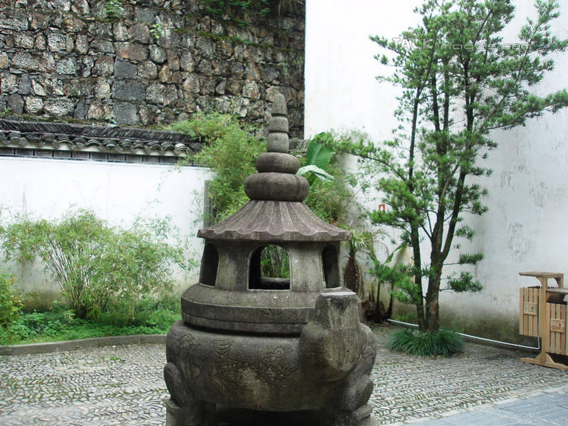 无人,横图,室外,白天,正面,旅游,度假,草地,草坪,石头,名胜古迹,树林,植物,标志建筑,地标,建筑,中国,亚洲,阴影,遗迹,光线,石子,香炉,影子,墙,青苔,苔藓,古迹,文物,娱乐,建设,古建筑,浙江,墙壁,墙面,草,树,树木,浙江省,绿色,白色,阳光,自然,祈祷,享受,休闲,旅游胜地,放松,许愿,宗教,祠堂,千岛湖,海瑞祠,信仰,生长,成长,祈求,祭奠,祭祀,祭坛,祠庙,古文明,东亚,中华人民共和国,华东地区,浙,敬拜,石块,岩石,彩图,淳安,淳安县,新安江水库,龙山岛,shslj1