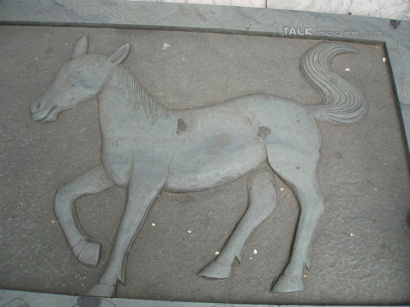 无人,站,横图,室外,白天,正面,旅游,度假,绘画,名胜古迹,标志建筑,地标,建筑,马,野生动物,雕塑,中国,亚洲,阴影,遗迹,艺术,装饰,光线,雕刻,雕像,浮雕,影子,注视,古迹,文化,文物,娱乐,建设,古建筑,浙江,一匹,浙江省,阳光,动物,工艺品,观察,看,站着,享受,休闲,旅游胜地,放松,运输,千岛湖,牲畜,观看,纪念,美术,察看,关注,主题,陈列,古文明,东亚,中华人民共和国,华东地区,浙,功能,美学,画画,站立,彩图,全身,淳安,淳安县,新安江水库,shslj1