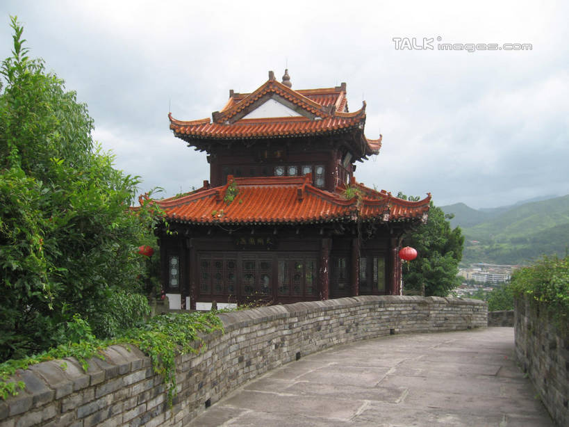 无人,横图,室外,白天,正面,旅游,度假,名胜古迹,标志建筑,道路,地标,建筑,路,中国,亚洲,阴影,遗迹,光线,瓦片,影子,墙,屋顶,云,云朵,小路,交通,云彩,顶棚,瓦,古迹,文物,娱乐,建设,古建筑,浙江,墙壁,墙面,浙江省,蓝色,白云,蓝天,天空,阳光,天,享受,休闲,旅游胜地,放松,建造,江南长城,临海,晴朗,古文明,东亚,屋瓦,中华人民共和国,华东地区,浙,台州,台州市,晴空,彩图,临海市,台州府城墙,shslj1