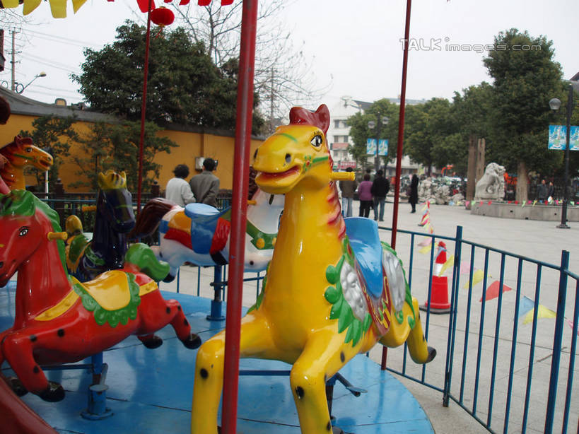 无人,栏杆,横图,室外,白天,正面,度假,游戏,美景,城市风光,城市,建筑,马,野生动物,雕塑,阴影,艺术,装饰,光线,雕刻,雕像,瓦片,影子,屋顶,景观,围栏,玩,顶棚,瓦,娱乐,护栏,天空,阳光,动物,工艺品,天,享受,休闲,旋转木马,景色,放松,运输,建造,游乐设施,牲畜,活动,纪念,美术,发泄,消遣,智力,木马,主题,陈列,屋瓦,功能,美学,宣泄,游艺设施,玩耍,嬉戏,彩图,shslj1