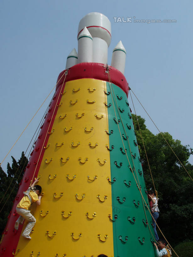 无人,竖图,室外,白天,仰视,旅游,度假,游戏,美景,植物,玩具,上海,中国,亚洲,景观,玩,娱乐,树,树木,绿色,天空,自然,天,享受,休闲,充气玩具,景色,放松,上海植物园,龙吴路,生长,成长,活动,申,发泄,消遣,智力,自然风光,东亚,徐汇区,上海市,中华人民共和国,沪,华东地区,宣泄,蹦蹦床,玩耍,嬉戏,彩图,低角度拍摄,跳跳床,充气蹦蹦床,充气蹦床,充气城堡,充气弹跳床,充气跳跳床,shslj1