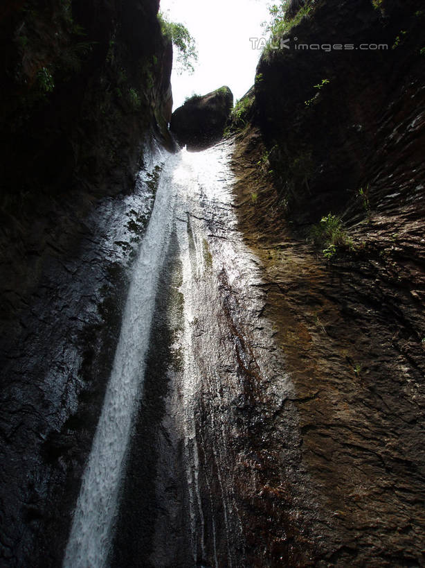 无人,竖图,室外,白天,仰视,旅游,度假,石头,美景,瀑布,山,山脉,水,植物,中国,亚洲,飞溅,溅,石子,液体,景观,山峰,水滴,悬崖,山峦,娱乐,浙江,水珠,树,树木,浙江省,绿色,天空,自然,群山,天,享受,休闲,景色,放松,雁荡山,生长,成长,喷洒,自然风光,东亚,中华人民共和国,华东地区,浙,温州,温州市,绝壁,跌水,石块,岩石,彩图,低角度拍摄,shslj1