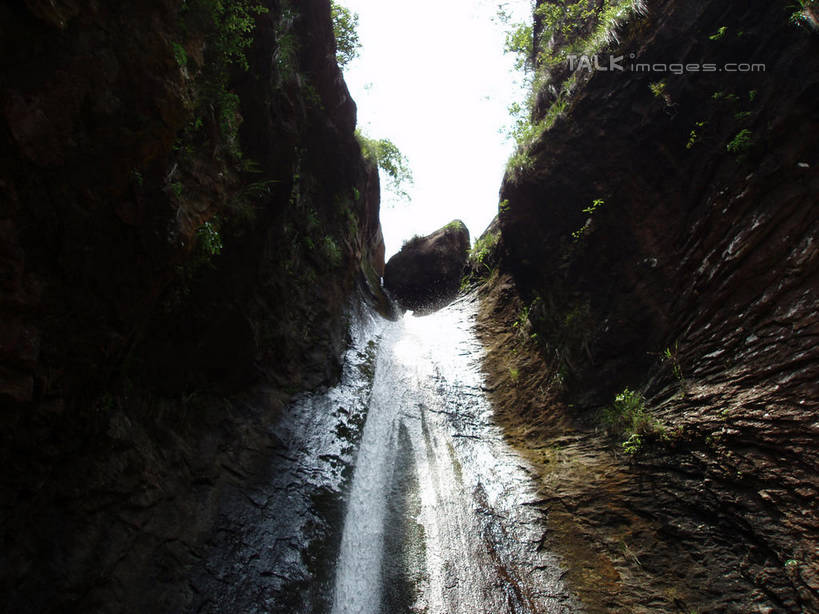 无人,横图,室外,白天,仰视,旅游,度假,石头,美景,瀑布,山,山脉,水,植物,中国,亚洲,飞溅,溅,石子,液体,景观,山峰,水滴,悬崖,山峦,娱乐,浙江,水珠,树,树木,浙江省,绿色,天空,自然,群山,天,享受,休闲,景色,放松,雁荡山,生长,成长,喷洒,自然风光,东亚,中华人民共和国,华东地区,浙,温州,温州市,绝壁,跌水,石块,岩石,彩图,低角度拍摄,shslj1