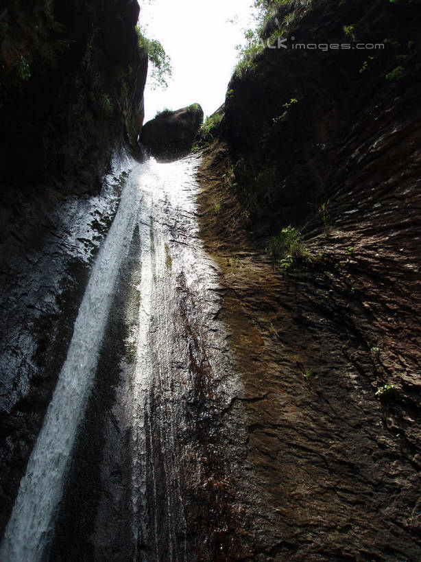 无人,竖图,室外,白天,仰视,旅游,度假,石头,美景,瀑布,山,山脉,水,植物,中国,亚洲,飞溅,溅,石子,液体,景观,山峰,水滴,悬崖,山峦,娱乐,浙江,水珠,树,树木,浙江省,绿色,天空,自然,群山,天,享受,休闲,景色,放松,雁荡山,生长,成长,喷洒,自然风光,东亚,中华人民共和国,华东地区,浙,温州,温州市,绝壁,跌水,石块,岩石,彩图,低角度拍摄,shslj1
