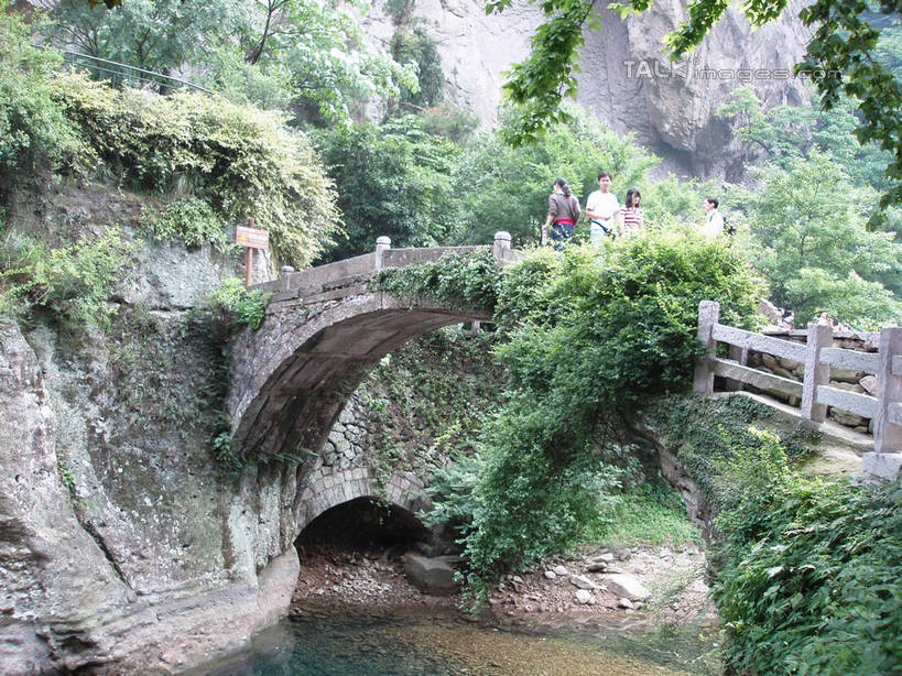 无人,栏杆,横图,室外,白天,正面,旅游,度假,湖,湖泊,石头,美景,森林,山,山脉,树林,水,植物,中国,亚洲,石子,湖面,景观,山峰,水流,水面,悬崖,围栏,桥,山峦,娱乐,石桥,浙江,护栏,拱桥,栈桥,树,树木,浙江省,绿色,自然,湖水,群山,享受,休闲,景色,放松,雁荡山,拱形,生长,成长,人行桥,石拱桥,自然风光,东亚,中华人民共和国,华东地区,浙,温州,温州市,绝壁,石块,彩图,shslj1