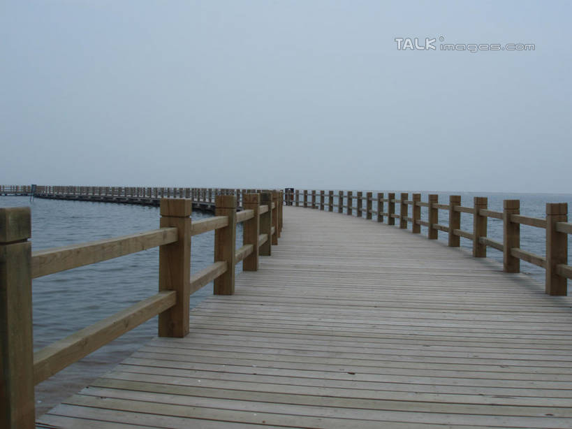 无人,栏杆,横图,室外,白天,正面,旅游,度假,海浪,海洋,美景,上海,中国,亚洲,木板,景观,浪花,围栏,桥,木桥,娱乐,护栏,栈桥,蓝色,蓝天,天空,自然,海水,天,享受,休闲,景色,放松,水上乐园,奉贤区,晴朗,人行桥,木板桥,申,自然风光,海景,东亚,上海市,万里无云,中华人民共和国,沪,华东地区,大海,风浪,海,海水的波动,近岸浪,涌浪,晴空,晴空万里,彩图,碧海金沙水上乐园,shslj1