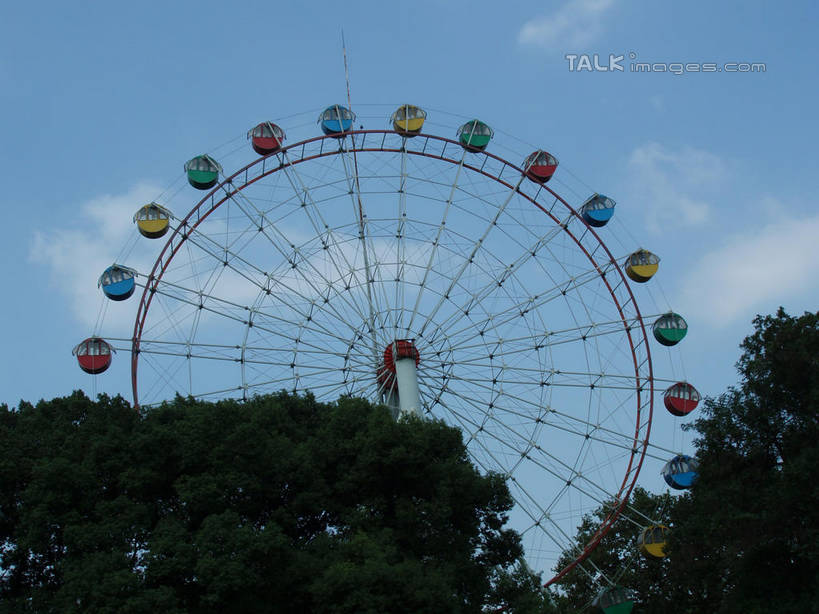 无人,游乐园,横图,室外,白天,仰视,旅游,度假,游戏,美景,植物,游乐场,阴影,光线,影子,景观,云,云朵,摩天轮,玩,云彩,娱乐,树,树木,蓝色,绿色,白云,蓝天,天空,阳光,自然,天,享受,休闲,景色,放松,游乐设施,生长,晴朗,成长,活动,发泄,消遣,智力,自然风光,费里斯大转轮,宣泄,乐园,主题公园,游艺设施,晴空,玩耍,嬉戏,彩图,低角度拍摄,人造公园,主题乐园,shslj1