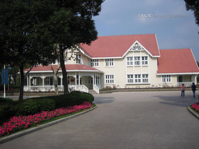 无人,家,横图,室外,白天,正面,度假,草地,草坪,美景,植物,别墅,城市风光,城市,上海,中国,亚洲,阴影,盛开,光线,影子,房屋,屋子,景观,云,云朵,公寓,花蕾,云彩,娱乐,洋房,楼房,住宅,草,花,花瓣,花朵,鲜花,树,树木,蓝色,绿色,白云,蓝天,天空,阳光,自然,天,花苞,花蕊,享受,休闲,景色,放松,东方绿舟,生长,晴朗,成长,申,青浦区,东亚,上海市,中华人民共和国,沪,华东地区,晴空,彩图,房子,shslj1