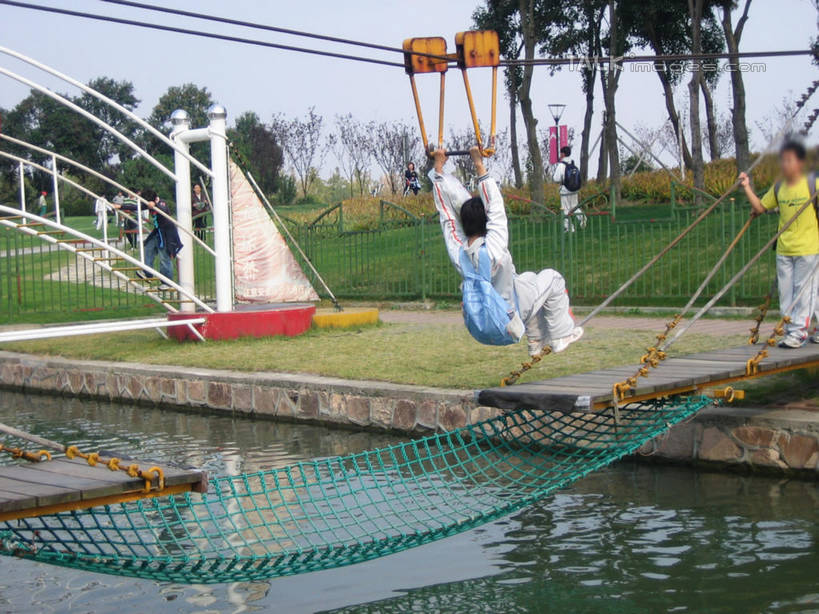 东方人,站,走,横图,室外,白天,正面,度假,草地,草坪,河流,美景,水,植物,城市风光,城市,上海,中国,亚洲,行人,游客,游人,吊挂,悬挂,波纹,服装,包,河水,景观,水流,涟漪,许多人,挂,旅行包,休闲装,黄种人,娱乐,路人,旅客,草,树,树木,衣服,蓝色,绿色,倒影,蓝天,水纹,天空,自然,背包,波浪,天,站着,一群人,享受,休闲,休闲服,景色,放松,服饰,东方绿舟,生长,晴朗,成长,申,倒映,青浦区,东亚,上海市,万里无云,中华人民共和国,沪,华东地区,水晕,旅游包,反照,过客,男人,男性,年轻男性,年轻女性,女人,女性,亚洲人,晴空,晴空万里,步行,散步,站立,走路,半身,彩图,双肩包,shslj1