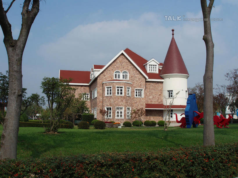 无人,家,横图,室外,白天,正面,度假,草地,草坪,美景,植物,别墅,城市风光,城市,雕塑,上海,中国,亚洲,阴影,艺术,装饰,光线,雕刻,雕像,影子,房屋,屋子,景观,云,云朵,公寓,云彩,娱乐,洋房,楼房,住宅,草,树,树木,蓝色,绿色,白云,蓝天,天空,阳光,自然,工艺品,天,享受,休闲,景色,放松,东方绿舟,生长,晴朗,成长,纪念,美术,申,主题,陈列,青浦区,东亚,上海市,中华人民共和国,沪,华东地区,功能,美学,晴空,彩图,房子,shslj1
