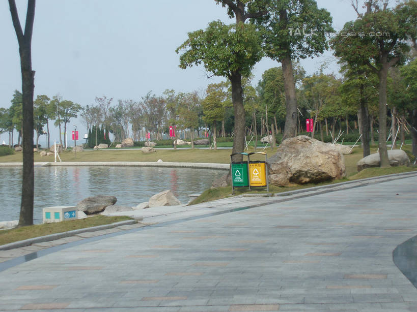 无人,横图,室外,白天,正面,度假,草地,草坪,湖,湖泊,美景,水,植物,城市风光,城市,道路,路,上海,中国,亚洲,环保,湖面,景观,水流,水面,小路,垃圾桶,交通,娱乐,草,树,树木,蓝色,绿色,蓝天,天空,自然,容器,湖水,天,享受,休闲,景色,放松,东方绿舟,生长,能源,晴朗,成长,储藏,垃圾箱,回收,申,资源,储存,利用,低碳,青浦区,东亚,循环,上海市,万里无云,中华人民共和国,沪,华东地区,持续,晴空,晴空万里,彩图,贮存,shslj1