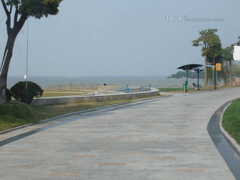 无人,横图,室外,白天,正面,度假,草地,草坪,湖,湖泊,美景,水,植物,城市风光,城市,道路,路,上海,中国,亚洲,环保,湖面,景观,水流,水面,小路,垃圾桶,交通,娱乐,草,树,树木,蓝色,绿色,蓝天,天空,自然,容器,湖水,天,享受,休闲,景色,放松,东方绿舟,生长,能源,晴朗,成长,储藏,垃圾箱,回收,申,资源,储存,利用,低碳,青浦区,东亚,循环,上海市,万里无云,中华人民共和国,沪,华东地区,持续,晴空,晴空万里,彩图,贮存,shslj1