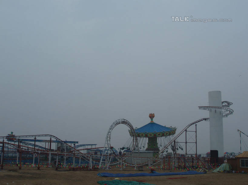 无人,游乐园,横图,室外,白天,正面,旅游,度假,游戏,美景,游乐场,上海,中国,亚洲,曲折,弯曲,景观,玩,娱乐,蓝色,蓝天,天空,自然,天,享受,休闲,景色,放松,游乐设施,水上乐园,旋转飞椅,奉贤区,蜿蜒,晴朗,活动,申,发泄,消遣,智力,自然风光,东亚,上海市,万里无云,中华人民共和国,沪,华东地区,宣泄,乐园,主题公园,滑落,游艺设施,爬升,倒转,飓风飞椅,旋转秋千,晴空,晴空万里,玩耍,嬉戏,彩图,人造公园,主题乐园,碧海金沙水上乐园,shslj1