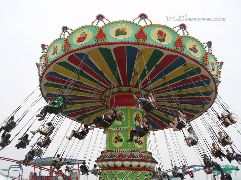 东方人,游乐园,坐,横图,室外,白天,仰视,旅游,度假,游戏,美景,游乐场,上海,中国,亚洲,行人,游客,游人,服装,景观,许多人,玩,休闲装,黄种人,娱乐,路人,旅客,衣服,天空,自然,天,一群人,享受,休闲,休闲服,景色,放松,服饰,游乐设施,水上乐园,旋转飞椅,奉贤区,活动,申,发泄,消遣,智力,自然风光,东亚,上海市,中华人民共和国,沪,华东地区,宣泄,乐园,主题公园,游艺设施,过客,飓风飞椅,旋转秋千,男人,男性,年轻男性,年轻女性,女人,女性,亚洲人,玩耍,嬉戏,坐着,半身,彩图,低角度拍摄,人造公园,主题乐园,碧海金沙水上乐园,shslj1