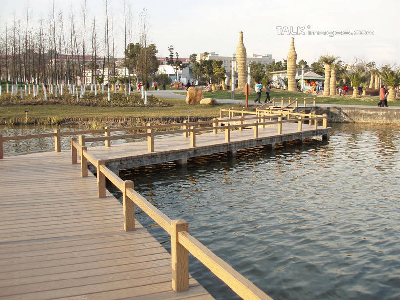 无人,栏杆,横图,室外,白天,正面,旅游,度假,草地,草坪,湖,湖泊,美景,水,植物,波纹,木板,湖面,景观,水流,水面,围栏,桥,木桥,涟漪,娱乐,护栏,栈桥,草,树,树木,绿色,倒影,水纹,天空,自然,波浪,湖水,天,享受,休闲,景色,放松,生长,成长,人行桥,木板桥,倒映,自然风光,水晕,反照,彩图,shslj1