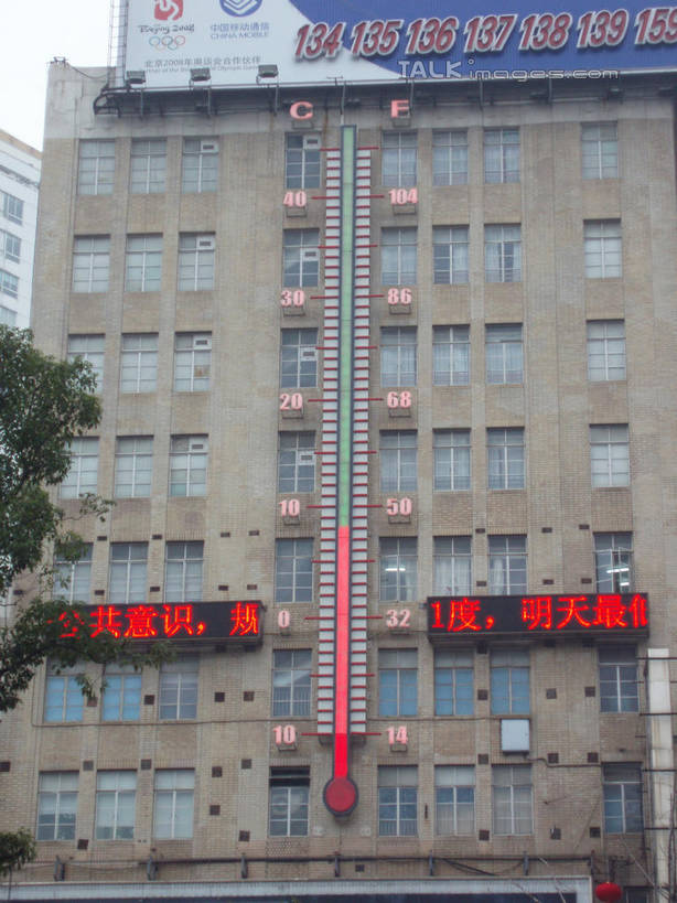 无人,高楼大厦,竖图,彩色,室外,白天,仰视,度假,美景,植物,生活用品,城市风光,城市,大厦,建筑,摩天大楼,霓虹灯,测量,英文,标志,器材,温度计,文字,字符,刻度,字母,景观,灯光,七彩,天气,娱乐,光源,标识,建设,霓虹,玻璃制品,灯,树,树木,绿色,自然,享受,休闲,景色,放松,生长,成长,英文字母,快速,温度,准确,气候,照明设备,精度,精准,水银温度计,物理,氖灯,水银柱,缩口,玻璃温度计,彩图,低角度拍摄,大楼,高层建筑,高楼,摩天楼,shslj1