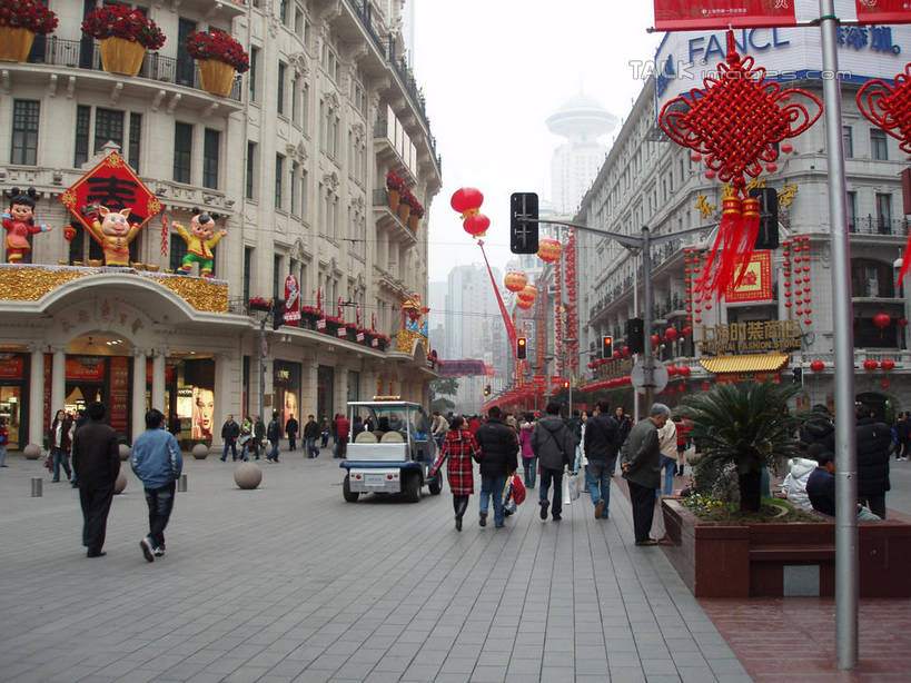 东方人,高楼大厦,走,横图,室外,白天,仰视,度假,安全,美景,植物,城市风光,城市,大厦,建筑,摩天大楼,照明,上海,中国,亚洲,行人,游客,游人,服装,艺术,灯笼,纸灯笼,手工艺品,景观,红绿灯,信号灯,交通,许多人,休闲装,黄种人,文化,娱乐,建设,路人,旅客,树,树木,衣服,绿色,天空,自然,工艺品,中国结,灯具,南京路,天,一群人,享受,休闲,休闲服,景色,放松,警示,服饰,南京路步行街,南京东路,生长,成长,照亮,申,高雅,照明设备,提示,饰物,流通,黄浦区,东亚,上海市,交通信号灯,行人信号灯,中华人民共和国,沪,华东地区,自信心,品位,过客,男人,男性,年轻男性,年轻女性,女人,女性,亚洲人,步行,散步,走路,半身,彩图,低角度拍摄,大楼,高层建筑,高楼,摩天楼,shslj1