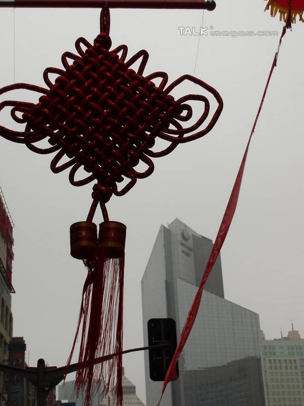 无人,高楼大厦,竖图,室外,白天,仰视,度假,安全,美景,城市风光,城市,大厦,建筑,摩天大楼,艺术,手工艺品,景观,红绿灯,信号灯,交通,文化,娱乐,建设,天空,工艺品,中国结,天,享受,休闲,景色,放松,警示,高雅,提示,饰物,流通,交通信号灯,行人信号灯,自信心,品位,彩图,低角度拍摄,大楼,高层建筑,高楼,摩天楼,shslj1