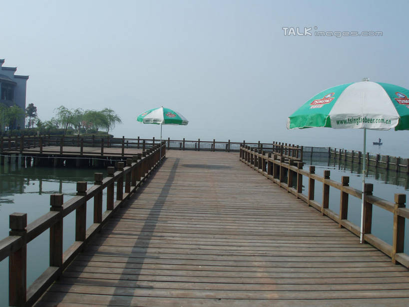 无人,栏杆,横图,室外,白天,正面,旅游,度假,湖,湖泊,美景,水,植物,中国,亚洲,阴影,光线,木板,伞,影子,雨伞,遮阳伞,湖面,景观,水流,水面,围栏,桥,木桥,娱乐,阳伞,浙江,护栏,栈桥,树,树木,浙江省,蓝色,绿色,蓝天,天空,阳光,自然,湖水,天,享受,休闲,景色,放松,石浦渔港,象山,宁波,生长,晴朗,成长,人行桥,木板桥,太阳伞,自然风光,东亚,万里无云,中华人民共和国,华东地区,浙,宁波市,晴空,晴空万里,彩图,石浦,石浦镇,象山县,shslj1