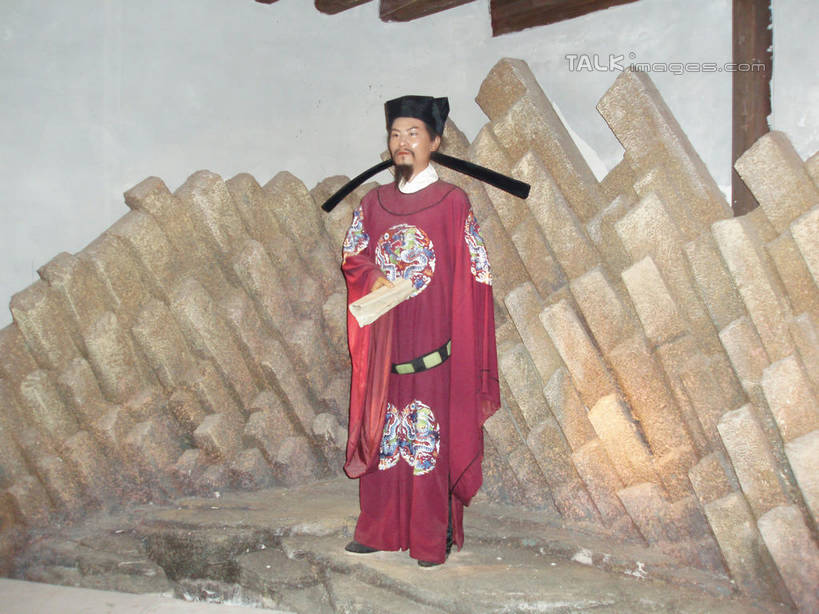 东方人,胡须,一个人,无人,站,横图,室内,白天,正面,民族服装,窗户,落地窗,橱窗,雕塑,中国,亚洲,仅一个男性,仅一个人,仅一个中年男性,服装,研究,艺术,装饰,雕刻,雕像,古典,教育,注视,黄种人,文化,传统,浙江,玻璃窗,浙江省,衣服,工艺品,观察,看,站着,服饰,石浦渔港,象山,宁波,观看,纪念,展览,古装,美术,察看,关注,欣赏,主题,陈列,东亚,玻璃橱窗,中华人民共和国,华东地区,浙,功能,美学,韵味,宁波市,典藏,男人,男性,中年男性,亚洲人,胡子,络腮胡,站立,彩图,全身,传统服装,民俗服,石浦,石浦镇,象山县,shslj1