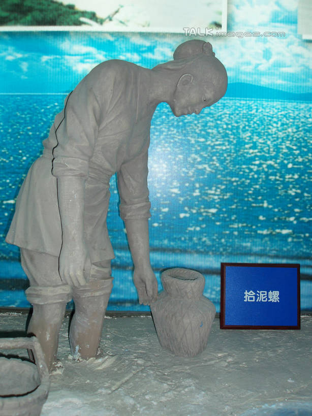 东方人,一个人,无人,站,竖图,室内,白天,侧面,雕塑,中国,亚洲,仅一个年轻女性,仅一个女性,仅一个人,弯腰,握,服装,研究,艺术,装饰,雕刻,雕像,教育,拿,拿着,黄种人,浙江,石雕,浙江省,衣服,工艺品,站着,握着,服饰,石浦渔港,象山,宁波,纪念,展览,美术,衣着,穿着,欣赏,主题,陈列,东亚,一尊,中华人民共和国,华东地区,浙,功能,美学,弯身,宁波市,衣饰,典藏,年轻女性,女人,女性,亚洲人,站立,彩图,全身,石浦,石浦镇,象山县,shslj1