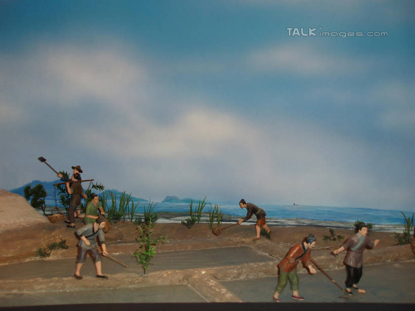 东方人,无人,农田,站,横图,室内,白天,正面,庄稼,农作物,植物,金属制品,雕塑,中国,亚洲,握,服装,研究,艺术,装饰,金属,雕刻,雕像,工具,云,云朵,许多人,教育,拿,云彩,拿着,黄种人,浙江,树,树木,浙江省,衣服,蓝色,绿色,白云,蓝天,天空,自然,工艺品,天,站着,一群人,握着,服饰,石浦渔港,象山,宁波,生长,晴朗,成长,纪念,展览,美术,挖掘,锄,锄头,衣着,穿着,欣赏,主题,陈列,东亚,农具,中华人民共和国,华东地区,浙,功能,美学,宁波市,耕具,衣饰,开掘,典藏,发掘,开垦,男人,男性,年轻男性,年轻女性,女人,女性,亚洲人,晴空,站立,彩图,全身,耕地,庄稼田,石浦,石浦镇,象山县,shslj1