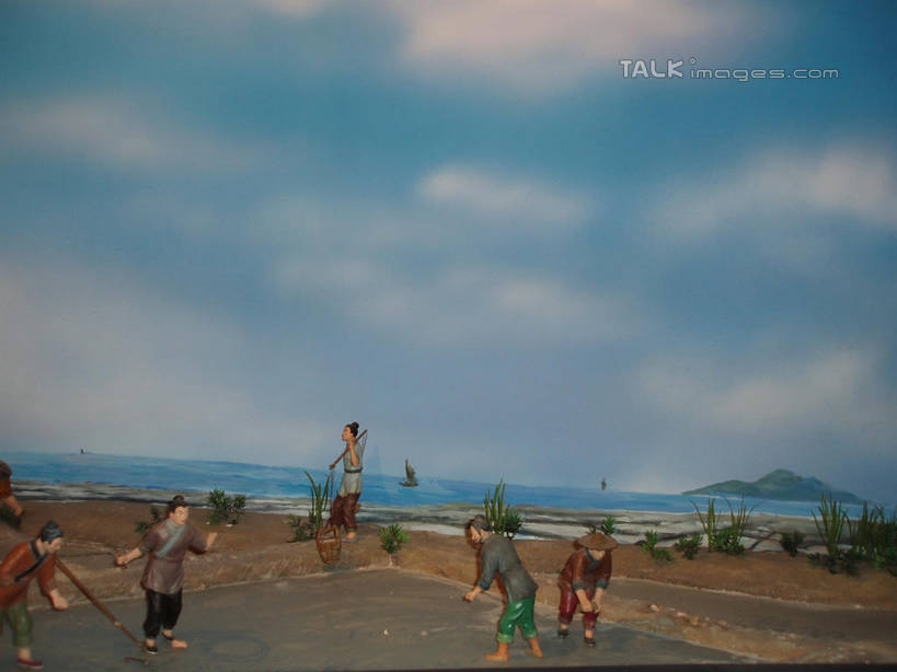 东方人,无人,农田,站,横图,室内,白天,正面,庄稼,农作物,植物,金属制品,雕塑,中国,亚洲,握,服装,研究,艺术,装饰,金属,雕刻,雕像,工具,云,云朵,许多人,教育,拿,云彩,拿着,黄种人,浙江,树,树木,浙江省,衣服,蓝色,绿色,白云,蓝天,天空,自然,工艺品,天,站着,一群人,握着,服饰,石浦渔港,象山,宁波,生长,晴朗,成长,纪念,展览,美术,挖掘,锄,锄头,衣着,穿着,欣赏,主题,陈列,东亚,农具,中华人民共和国,华东地区,浙,功能,美学,宁波市,耕具,衣饰,开掘,典藏,发掘,开垦,男人,男性,年轻男性,年轻女性,女人,女性,亚洲人,晴空,站立,彩图,全身,耕地,庄稼田,石浦,石浦镇,象山县,shslj1