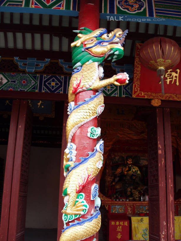 无人,竖图,室外,白天,仰视,旅游,度假,绘画,成功,名胜古迹,标志建筑,地标,建筑,照明,雕塑,中国,亚洲,吊挂,悬挂,遗迹,艺术,装饰,龙,灯笼,雕刻,雕像,浮雕,纸灯笼,挂,古迹,文化,文物,娱乐,建设,古建筑,浙江,浙江省,工艺品,灯具,享受,休闲,旅游胜地,放松,石浦渔港,象山,宁波,纪念,照亮,美术,照明设备,高贵,主题,图腾,传说,陈列,古文明,东亚,中华人民共和国,华东地区,浙,功能,美学,祥瑞,灵兽,权势,尊荣,宁波市,幸运,画画,彩图,低角度拍摄,石浦,石浦镇,象山县,shslj1