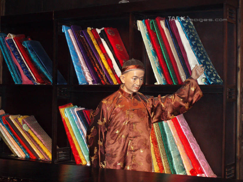 东方人,一个人,无人,站,横图,室内,白天,正面,民族服装,纺织品,雕塑,中国,亚洲,仅一个男性,仅一个人,仅一个中年男性,一排,许多,指,研究,艺术,整齐,装饰,布,雕刻,雕像,丝绸,绸缎,织物,很多,教育,置物架,黄种人,方向,浙江,架子,浙江省,排列,工艺品,手势,站着,石浦渔港,象山,宁波,纪念,展览,布匹,美术,指向,食指,队列,欣赏,主题,陈列架,陈列,东亚,中华人民共和国,华东地区,浙,功能,美学,宁波市,搁架,典藏,男人,男性,中年男性,亚洲人,站立,半身,彩图,传统服装,民俗服,石浦,石浦镇,象山县,唐装,shslj1