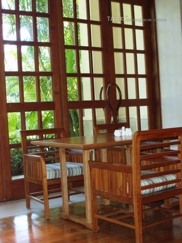 无人,餐厅,竖图,室内,白天,正面,窗户,地板,桌面,桌子,椅子,三亚,中国,亚洲,木制,罐子,陶瓷,木椅,木桌,墙,陶瓷制品,地面,木地板,玻璃窗,墙壁,墙面,海南,木制品,瓶子,海南省,东亚,三亚市,中华人民共和国,华南地区,琼,彩图,餐馆,饭店,饭馆,木桌子,shslj1