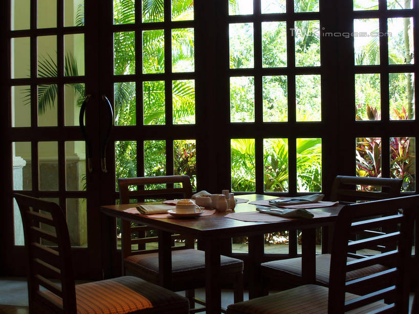 无人,餐厅,横图,室内,白天,正面,窗户,地板,桌面,桌子,椅子,三亚,中国,亚洲,木制,罐子,陶瓷,木椅,木桌,墙,陶瓷制品,地面,木地板,玻璃窗,墙壁,墙面,海南,木制品,瓶子,海南省,东亚,三亚市,中华人民共和国,华南地区,琼,彩图,餐馆,饭店,饭馆,木桌子,shslj1