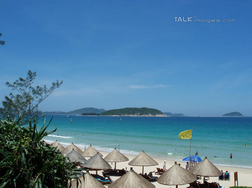 无人,横图,俯视,室外,白天,旅游,度假,海浪,海洋,美景,沙滩,山,山脉,植物,棕榈树,叶子,三亚,中国,亚洲,阴影,光线,伞,沙子,影子,雨伞,遮阳伞,海岸,景观,浪花,山峰,云,云朵,绿叶,沙地,山峦,云彩,娱乐,阳伞,树,树木,海南,蓝色,绿色,白云,蓝天,天空,阳光,自然,海水,群山,天,享受,休闲,嫩叶,景色,放松,海南省,生长,晴朗,成长,太阳伞,自然风光,海景,东亚,棕榈叶,三亚市,中华人民共和国,华南地区,琼,叶,叶片,大海,风浪,海,海水的波动,海滩,近岸浪,涌浪,晴空,棕树,棕榈,彩图,高角度拍摄,shslj1