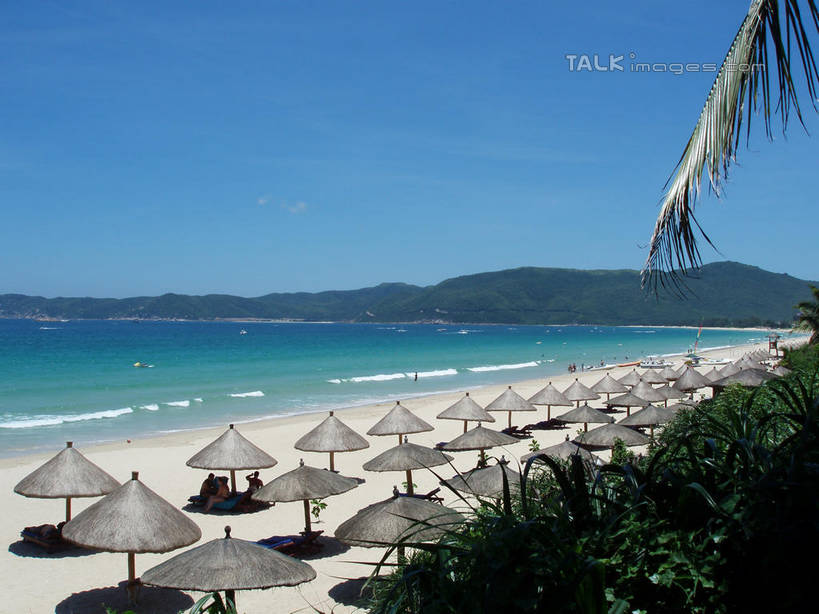 无人,横图,俯视,室外,白天,旅游,度假,海浪,海洋,美景,沙滩,山,山脉,植物,棕榈树,叶子,三亚,中国,亚洲,阴影,光线,伞,沙子,影子,雨伞,遮阳伞,海岸,景观,浪花,山峰,云,云朵,绿叶,沙地,山峦,云彩,娱乐,阳伞,树,树木,海南,蓝色,绿色,白云,蓝天,天空,阳光,自然,海水,群山,天,享受,休闲,嫩叶,景色,放松,海南省,生长,晴朗,成长,太阳伞,自然风光,海景,东亚,棕榈叶,三亚市,中华人民共和国,华南地区,琼,叶,叶片,大海,风浪,海,海水的波动,海滩,近岸浪,涌浪,晴空,棕树,棕榈,彩图,高角度拍摄,shslj1