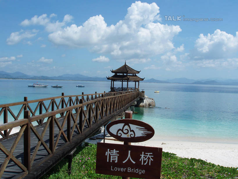 无人,横图,室外,白天,正面,旅游,度假,草地,草坪,海浪,海洋,石头,美景,植物,三亚,中国,亚洲,阴影,光线,标志,木板,石子,文字,影子,字符,亭子,景观,浪花,云,云朵,桥,木桥,云彩,娱乐,标识,栈桥,草,海南,蓝色,绿色,白云,蓝天,天空,阳光,自然,海水,凉亭,天,享受,休闲,汉字,景色,放松,海南省,晴朗,人行桥,木板桥,中文,自然风光,海景,东亚,三亚市,中华人民共和国,华南地区,国文,华文,琼,大海,风浪,海,海水的波动,近岸浪,石块,岩石,涌浪,晴空,彩图,shslj1