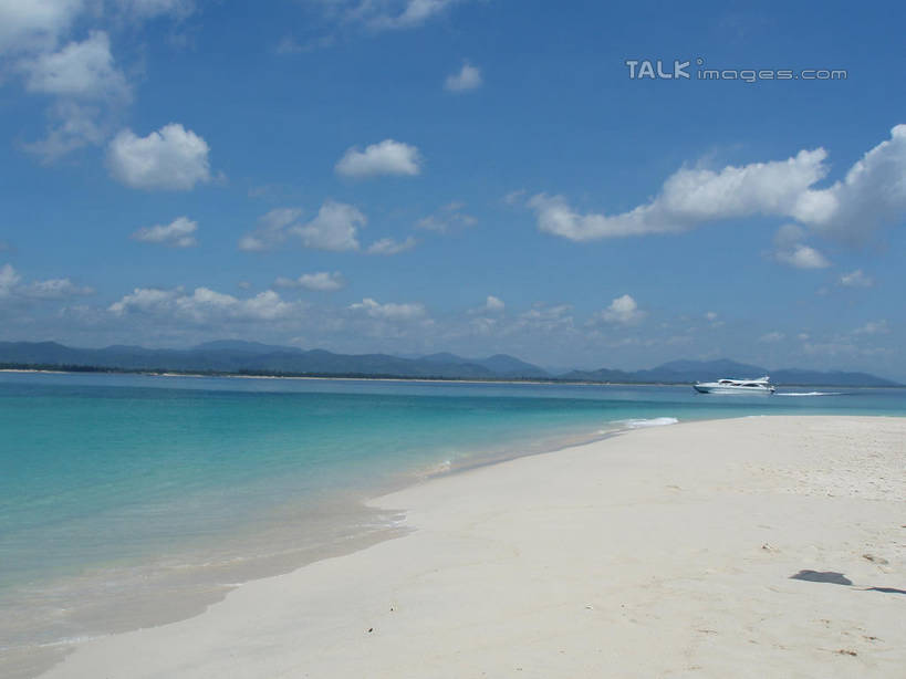 无人,横图,室外,白天,正面,旅游,度假,海浪,海洋,美景,沙滩,山,山脉,三亚,中国,亚洲,阴影,光线,沙子,影子,海岸,景观,浪花,山峰,云,云朵,沙地,山峦,云彩,娱乐,海南,蓝色,白云,蓝天,天空,阳光,自然,海水,群山,天,享受,休闲,景色,放松,海南省,晴朗,自然风光,海景,东亚,三亚市,中华人民共和国,华南地区,琼,大海,风浪,海,海水的波动,海滩,近岸浪,涌浪,晴空,彩图,shslj1