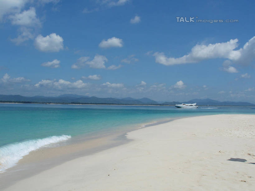无人,横图,室外,白天,正面,旅游,度假,海浪,海洋,美景,沙滩,山,山脉,三亚,中国,亚洲,阴影,光线,沙子,影子,海岸,景观,浪花,山峰,云,云朵,沙地,山峦,云彩,娱乐,海南,蓝色,白云,蓝天,天空,阳光,自然,海水,群山,天,享受,休闲,景色,放松,海南省,晴朗,自然风光,海景,东亚,三亚市,中华人民共和国,华南地区,琼,大海,风浪,海,海水的波动,海滩,近岸浪,涌浪,晴空,彩图,shslj1