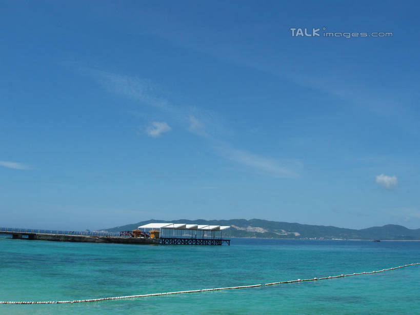 无人,横图,室外,白天,正面,旅游,度假,海浪,海洋,美景,沙滩,山,山脉,三亚,中国,亚洲,阴影,光线,木板,沙子,影子,海岸,景观,浪花,山峰,云,云朵,桥,木桥,沙地,山峦,云彩,娱乐,栈桥,海南,蓝色,白云,蓝天,天空,阳光,自然,海水,群山,天,享受,休闲,景色,放松,海南省,晴朗,人行桥,木板桥,自然风光,海景,东亚,三亚市,中华人民共和国,华南地区,琼,大海,风浪,海,海水的波动,海滩,近岸浪,涌浪,晴空,彩图,shslj1