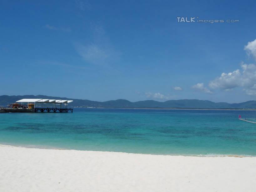 无人,横图,室外,白天,正面,旅游,度假,海浪,海洋,美景,沙滩,山,山脉,三亚,中国,亚洲,阴影,光线,木板,沙子,影子,海岸,景观,浪花,山峰,云,云朵,桥,木桥,沙地,山峦,云彩,娱乐,栈桥,海南,蓝色,白云,蓝天,天空,阳光,自然,海水,群山,天,享受,休闲,景色,放松,海南省,晴朗,人行桥,木板桥,自然风光,海景,东亚,三亚市,中华人民共和国,华南地区,琼,大海,风浪,海,海水的波动,海滩,近岸浪,涌浪,晴空,彩图,shslj1