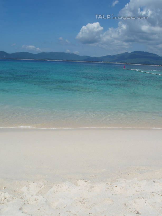 无人,竖图,室外,白天,正面,旅游,度假,海浪,海洋,美景,沙滩,山,山脉,三亚,中国,亚洲,阴影,光线,沙子,影子,海岸,景观,浪花,山峰,云,云朵,沙地,山峦,云彩,娱乐,海南,蓝色,白云,蓝天,天空,阳光,自然,海水,群山,天,享受,休闲,景色,放松,海南省,晴朗,自然风光,海景,东亚,三亚市,中华人民共和国,华南地区,琼,大海,风浪,海,海水的波动,海滩,近岸浪,涌浪,晴空,彩图,shslj1