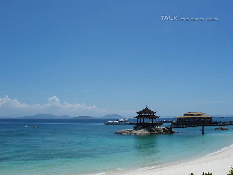 无人,横图,室外,白天,正面,旅游,度假,海浪,海洋,美景,沙滩,山,山脉,三亚,中国,亚洲,阴影,光线,木板,沙子,影子,亭子,海岸,景观,浪花,山峰,云,云朵,桥,木桥,沙地,山峦,云彩,娱乐,栈桥,海南,蓝色,白云,蓝天,天空,阳光,自然,海水,凉亭,群山,天,享受,休闲,景色,放松,海南省,晴朗,人行桥,木板桥,自然风光,海景,东亚,三亚市,中华人民共和国,华南地区,琼,大海,风浪,海,海水的波动,海滩,近岸浪,涌浪,晴空,彩图,shslj1