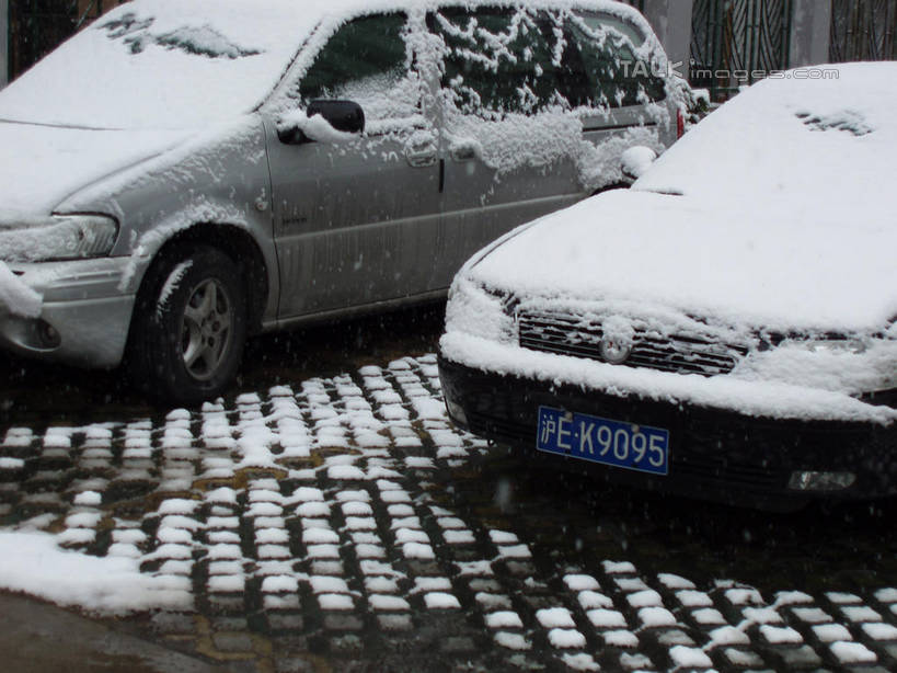 无人,横图,室外,白天,正面,旅游,度假,美景,雪,大雪,汽车,两辆,标志,数字,文字,字符,积雪,景观,雪景,冬季,冬天,娱乐,标识,车,自然,交通工具,轿车,享受,休闲,车牌,景色,放松,寒冷,阿拉伯数字,凭证,自然风光,载具,牌照,严寒,汽车牌照,行车凭证,彩图,shslj1