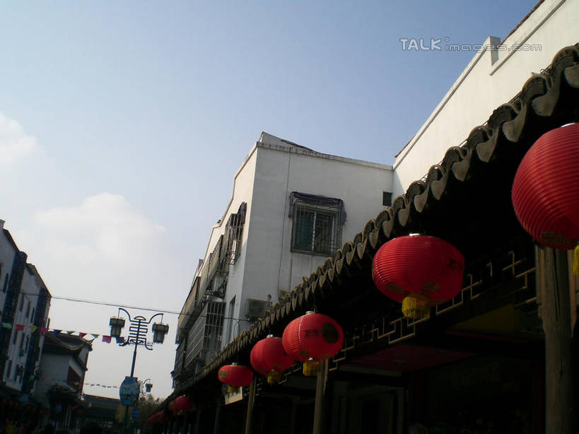 无人,家,横图,室外,白天,仰视,旅游,度假,美景,城市风光,城市,建筑,路灯,照明,上海,中国,亚洲,阴影,光线,灯笼,影子,纸灯笼,房屋,屋子,景观,公寓,灯光,娱乐,建设,洋房,楼房,住宅,灯,蓝色,蓝天,天空,阳光,天,享受,休闲,景色,放松,晴朗,照亮,申,照明设备,青浦区,东亚,上海市,万里无云,中华人民共和国,沪,华东地区,晴空,晴空万里,彩图,低角度拍摄,房子,赵屯镇,shslj1