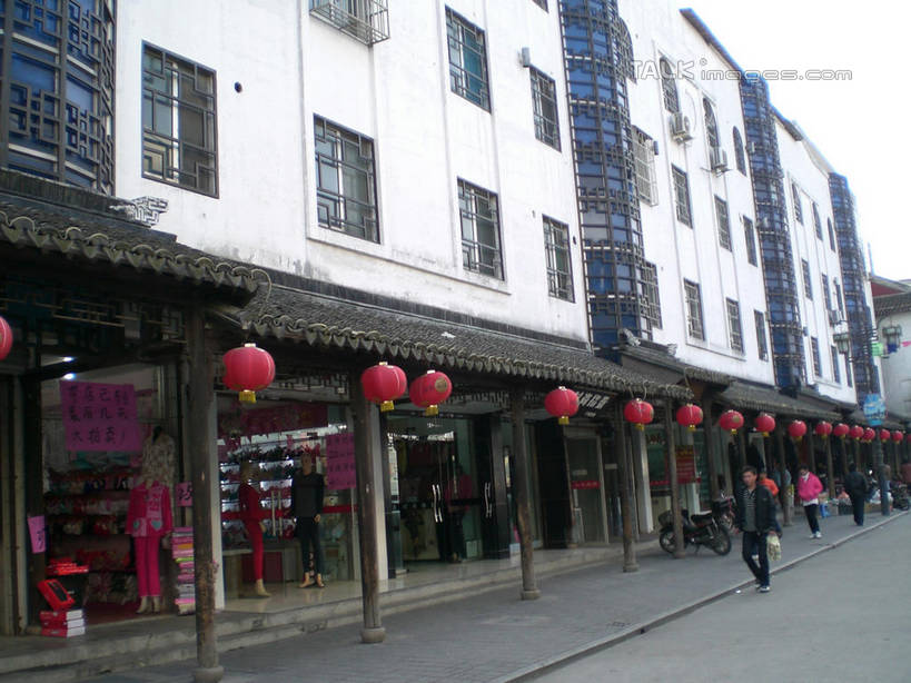 东方人,家,走,横图,室外,白天,正面,旅游,度假,美景,植物,城市风光,城市,道路,建筑,路,路灯,公路,旗帜,照明,上海,中国,亚洲,行人,游客,游人,阴影,服装,光线,灯笼,影子,纸灯笼,房屋,屋子,景观,公寓,灯光,交通,许多人,休闲装,黄种人,娱乐,旗子,建设,洋房,楼房,路人,旅客,住宅,灯,树,树木,衣服,绿色,天空,阳光,自然,天,一群人,享受,休闲,休闲服,景色,放松,服饰,生长,成长,照亮,申,照明设备,青浦区,东亚,上海市,中华人民共和国,沪,华东地区,旌旗,旗号,过客,男人,男性,年轻男性,年轻女性,女人,女性,亚洲人,马路,步行,散步,走路,半身,彩图,房子,赵屯镇,shslj1