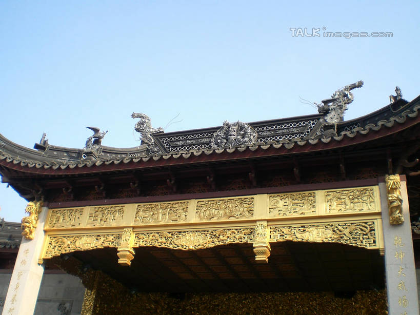 无人,横图,室外,白天,仰视,旅游,度假,名胜古迹,标志建筑,地标,建筑,雕塑,中国,亚洲,阴影,遗迹,艺术,装饰,光线,雕刻,雕像,瓦片,影子,屋顶,顶棚,瓦,古迹,文物,娱乐,建设,古建筑,江苏,蓝色,蓝天,天空,阳光,工艺品,天,享受,休闲,旅游胜地,放松,建造,千灯古镇,晴朗,纪念,美术,主题,陈列,古文明,东亚,屋瓦,江苏省,昆山,昆山市,万里无云,中华人民共和国,华东地区,苏,功能,美学,鹿城,千灯镇,晴空,晴空万里,彩图,低角度拍摄,昆山千灯古镇,千灯,千墩,shslj1